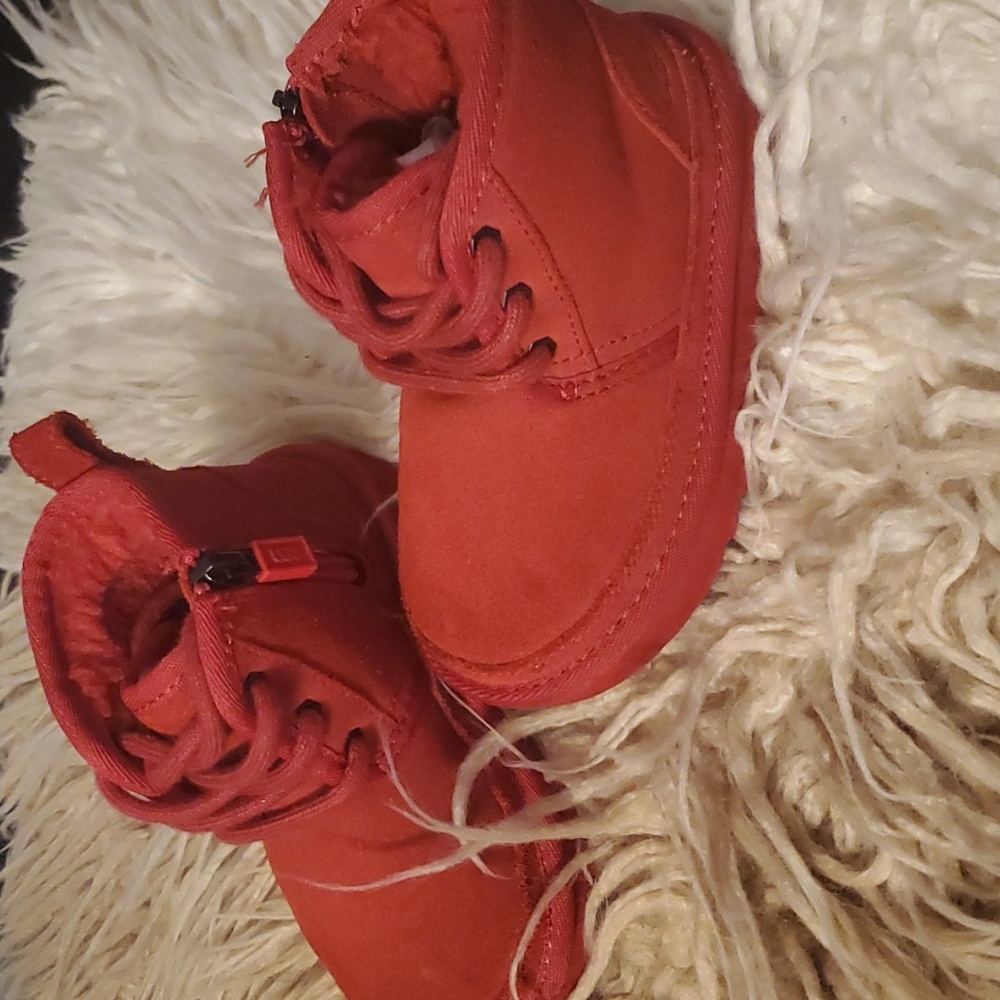 Toddler 7 Uggs sneaker boots